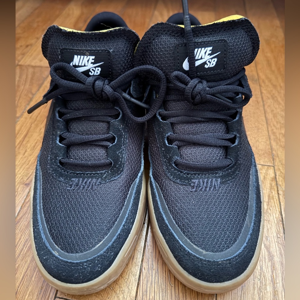 Youth Nike SB Day One - size 6Y